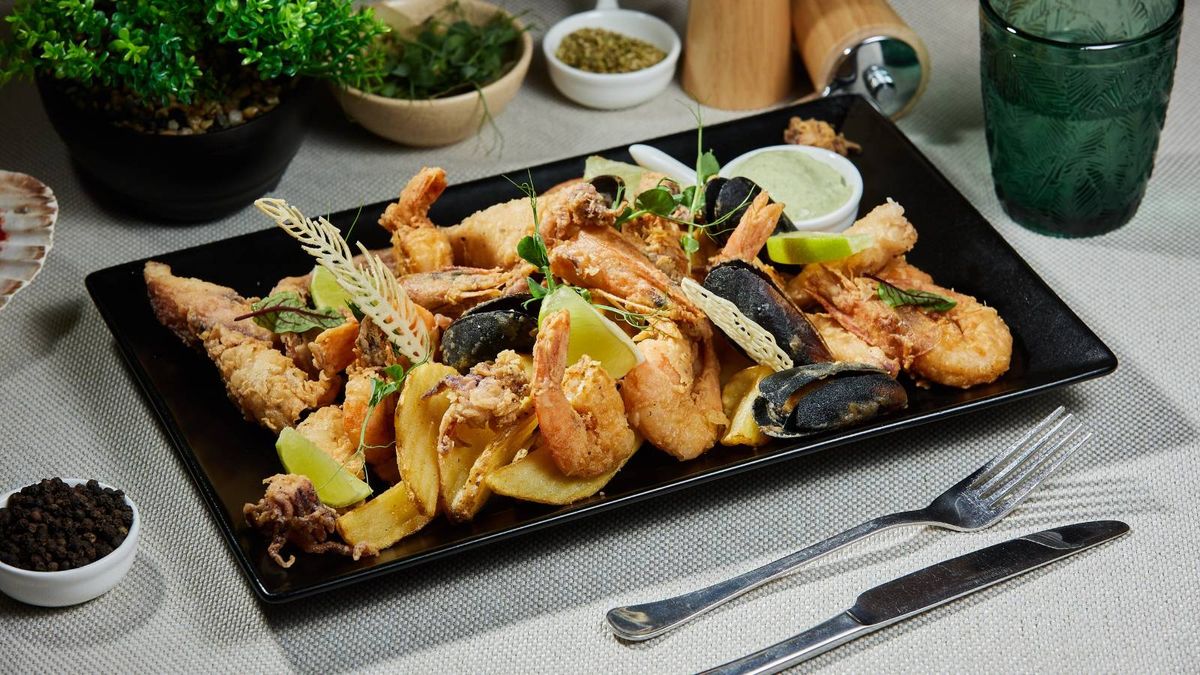 Fritto misto cu french fries și sos mayo cu usturoi și busuioc